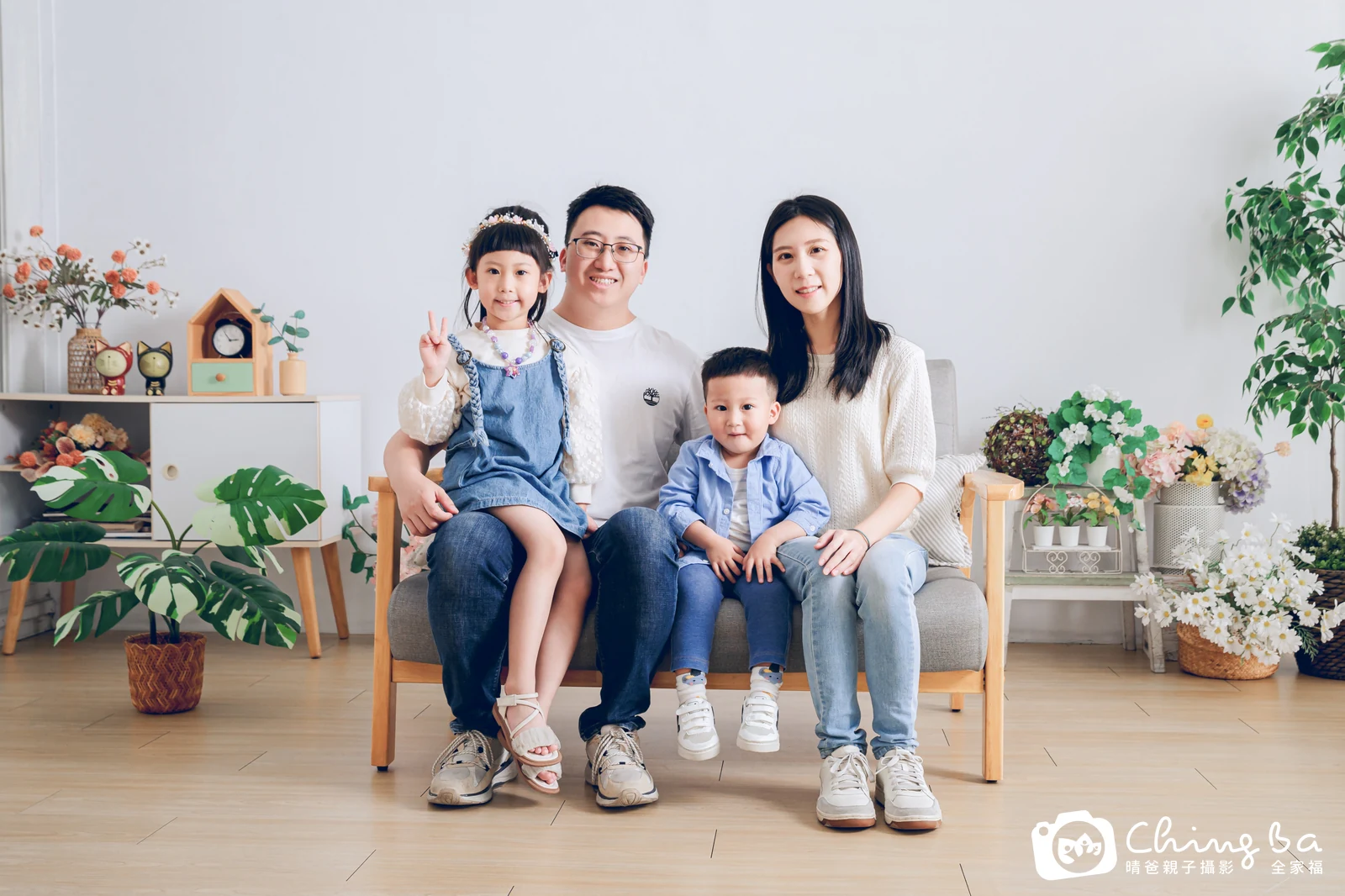 2026 年春季的家族全家福,4 大 2 小