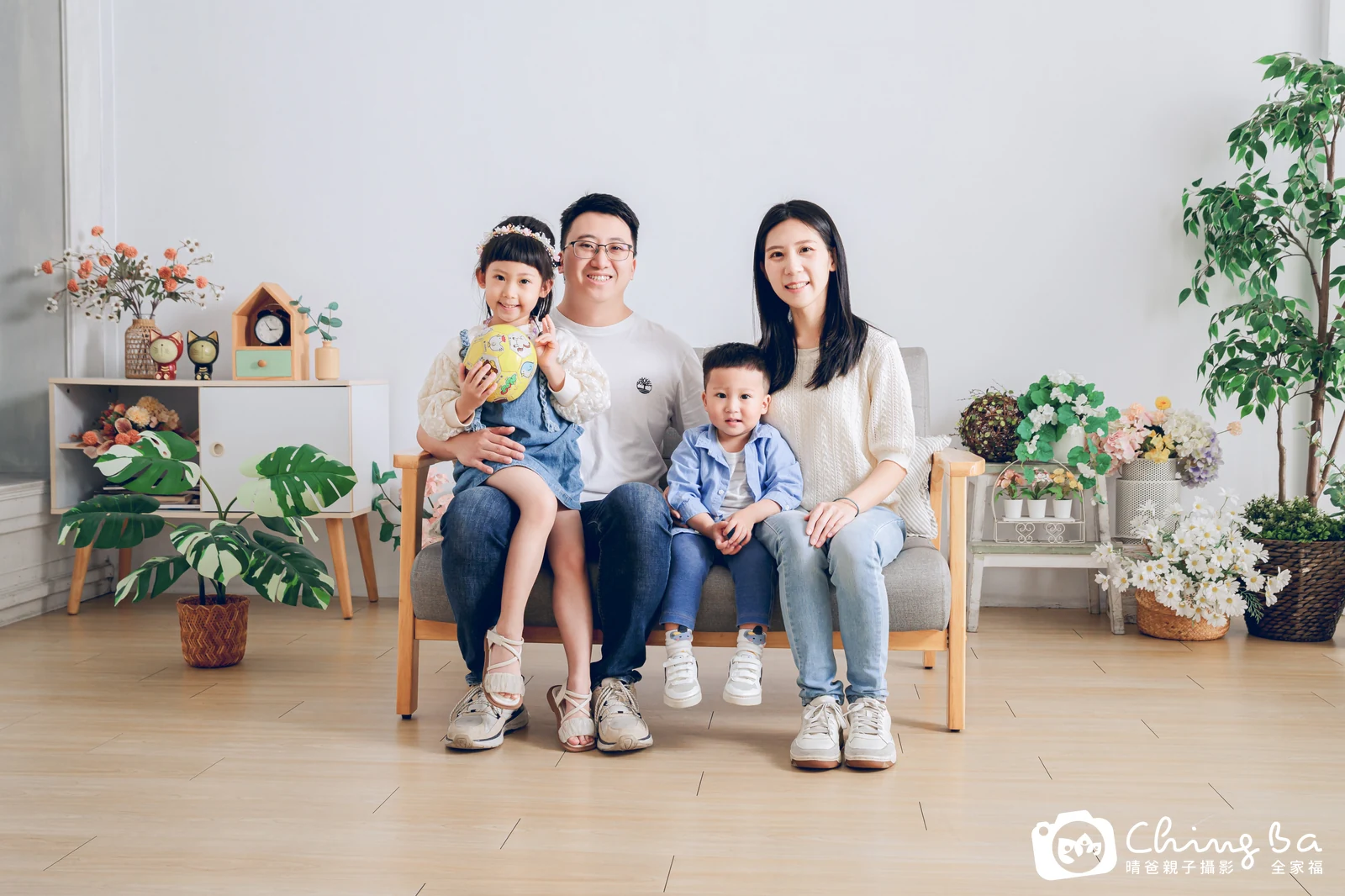 一家人在晴爸攝影棚拍全家福