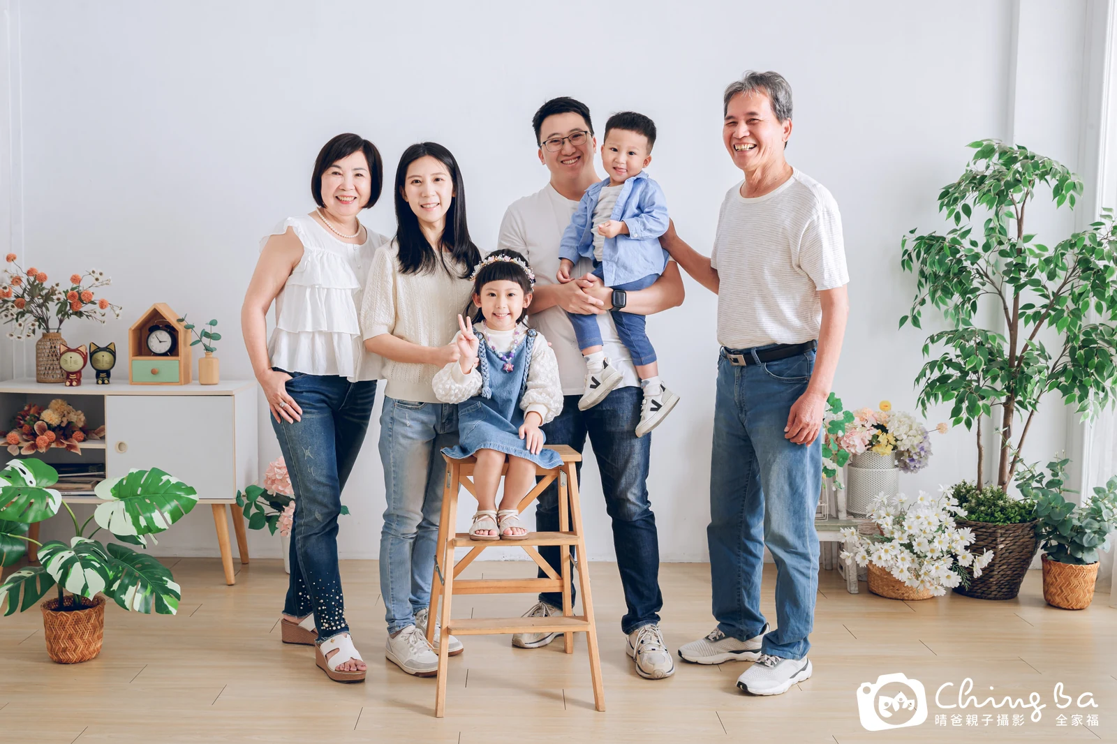 一家人在晴爸攝影棚拍全家福