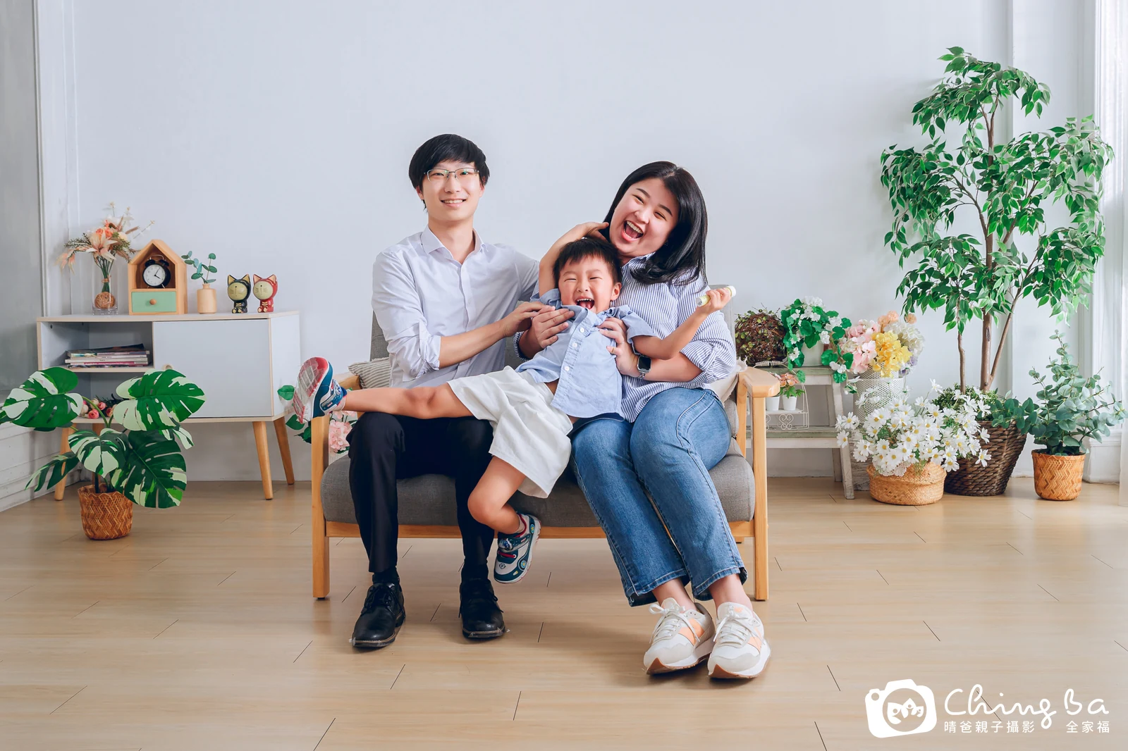 一家人在晴爸攝影棚拍全家福