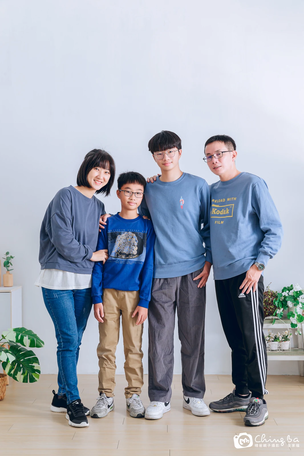 一家人在晴爸攝影棚拍全家福