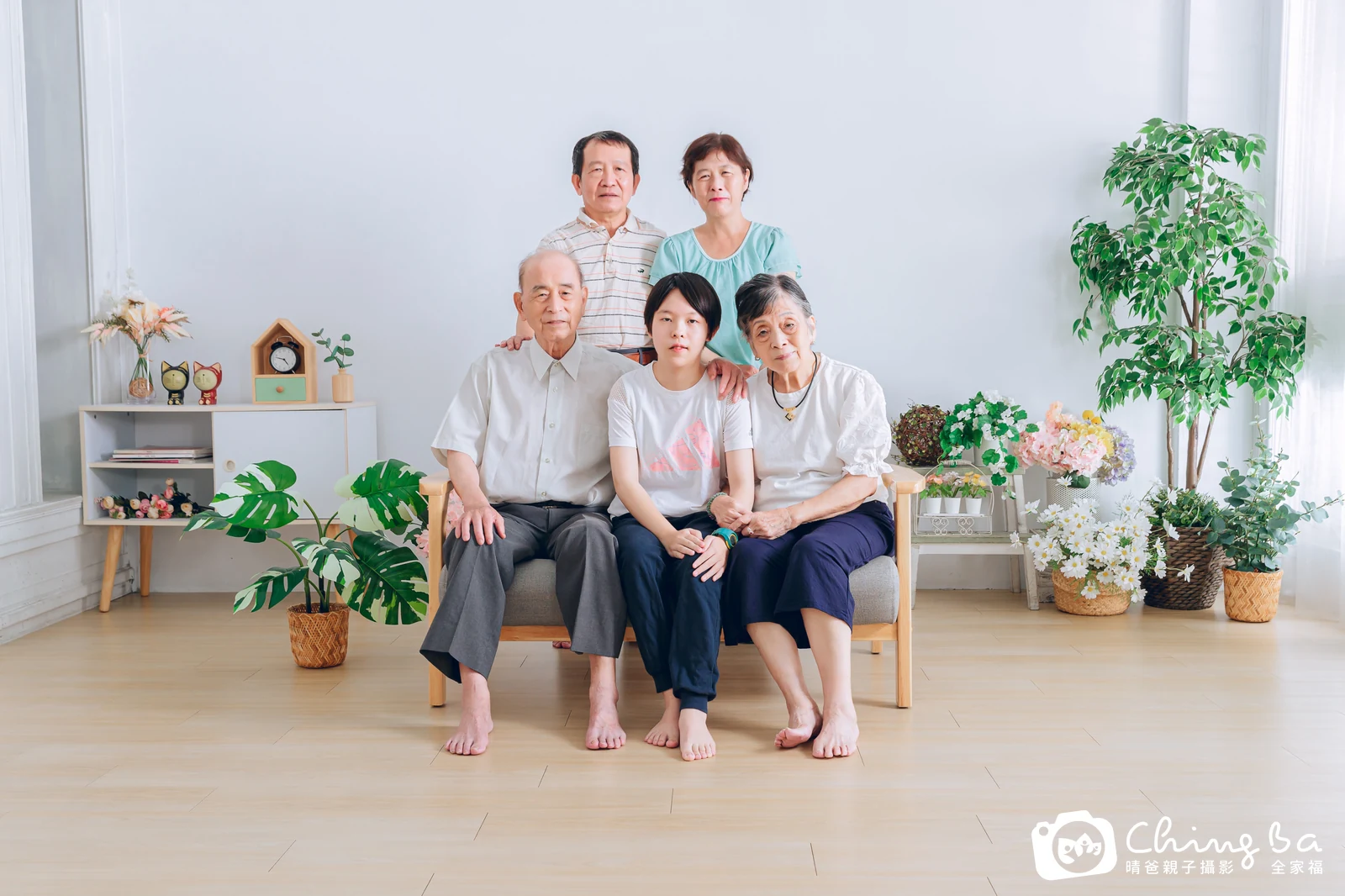 一家人在晴爸攝影棚拍全家福