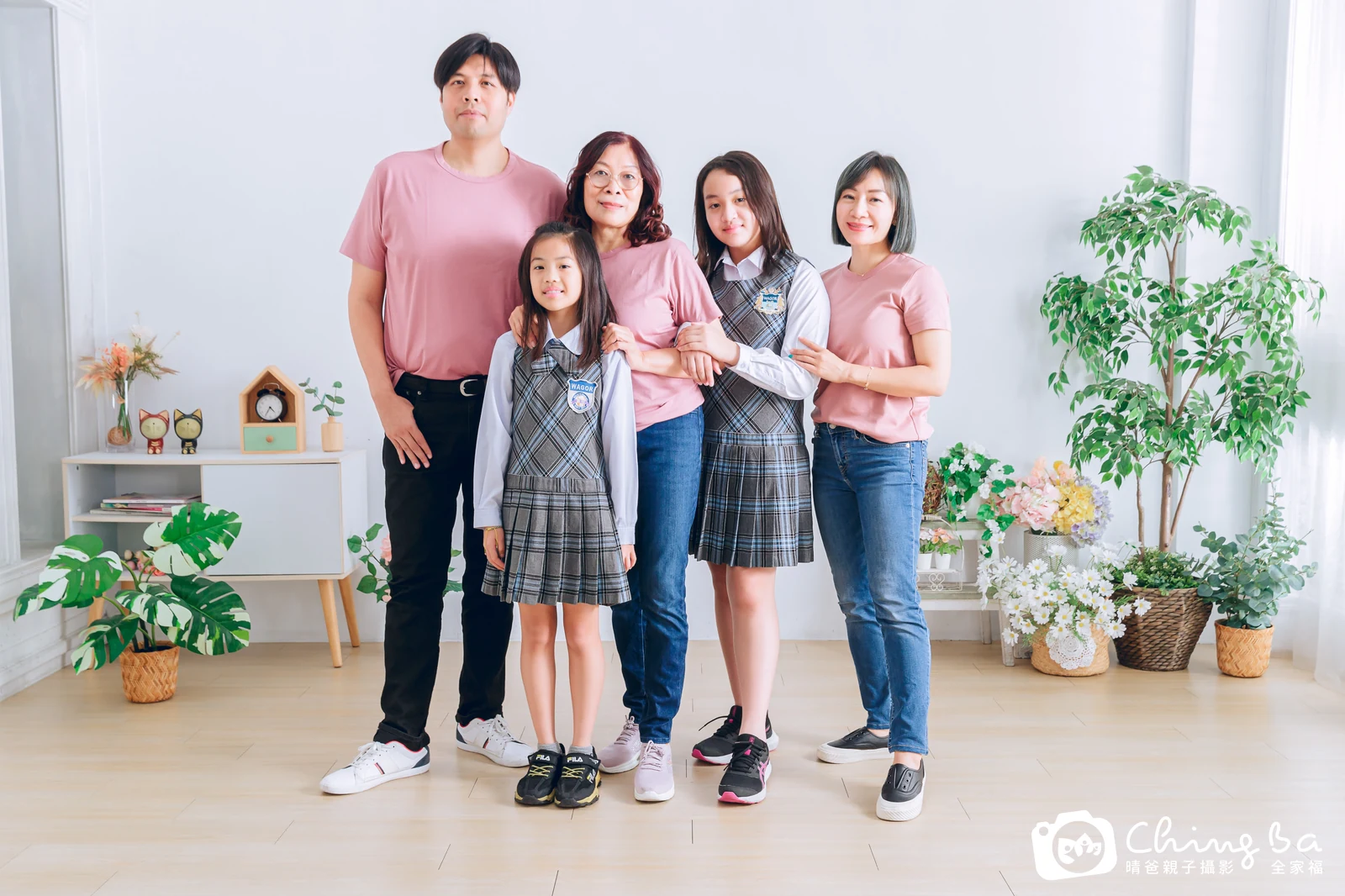 一家人在晴爸攝影棚拍全家福