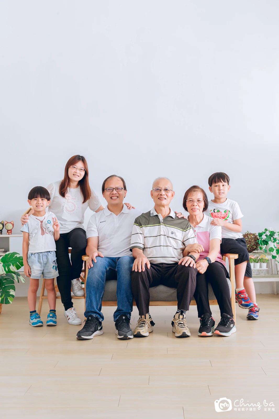 2023 年夏季的家族全家福，10 大 3 小