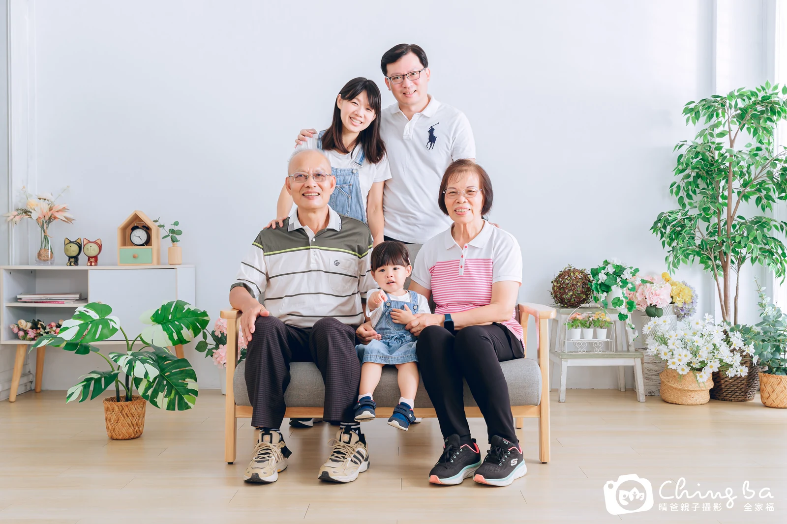 一家人在晴爸攝影棚拍全家福