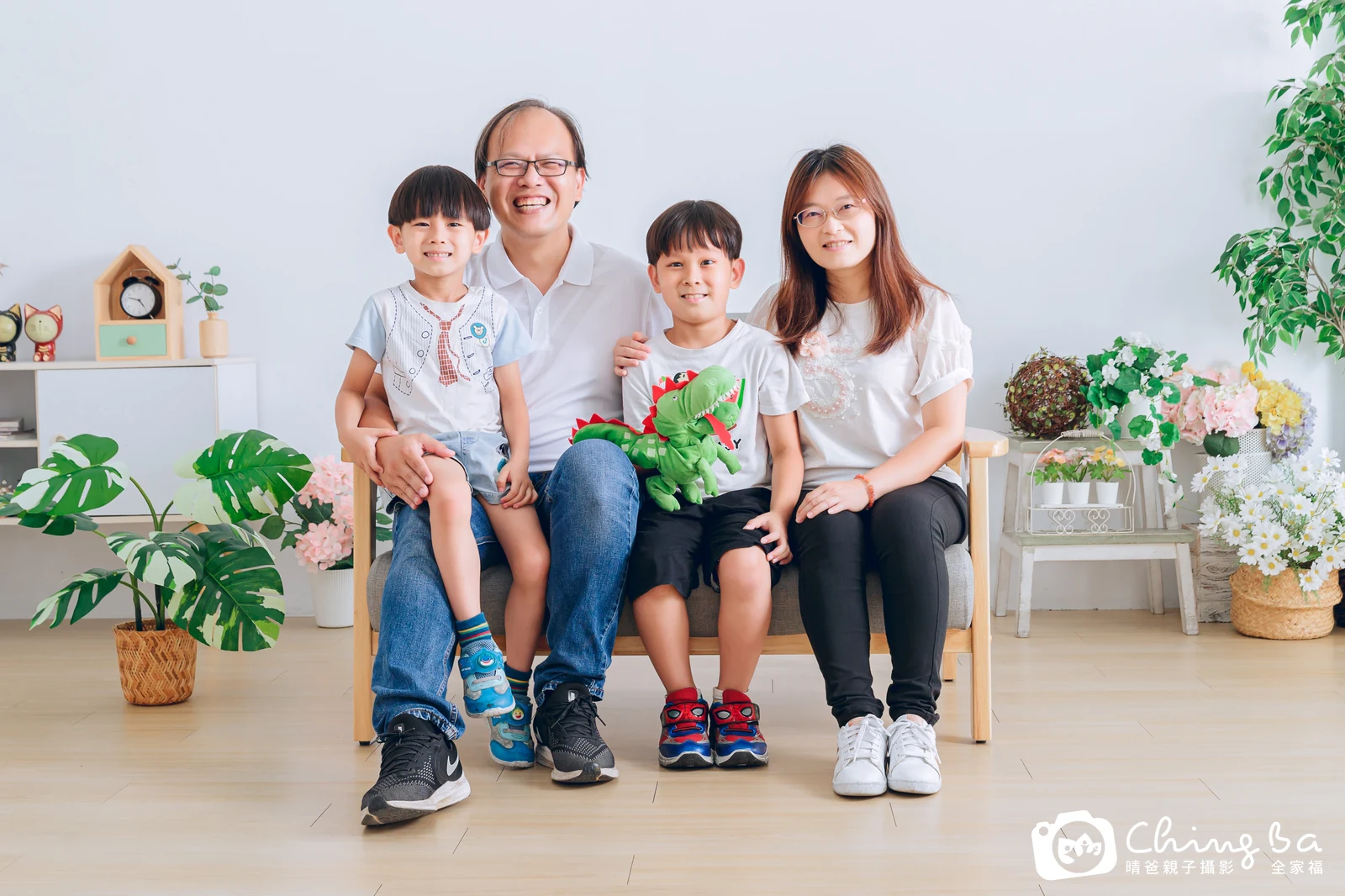 2023 年夏季的家族全家福，10 大 3 小