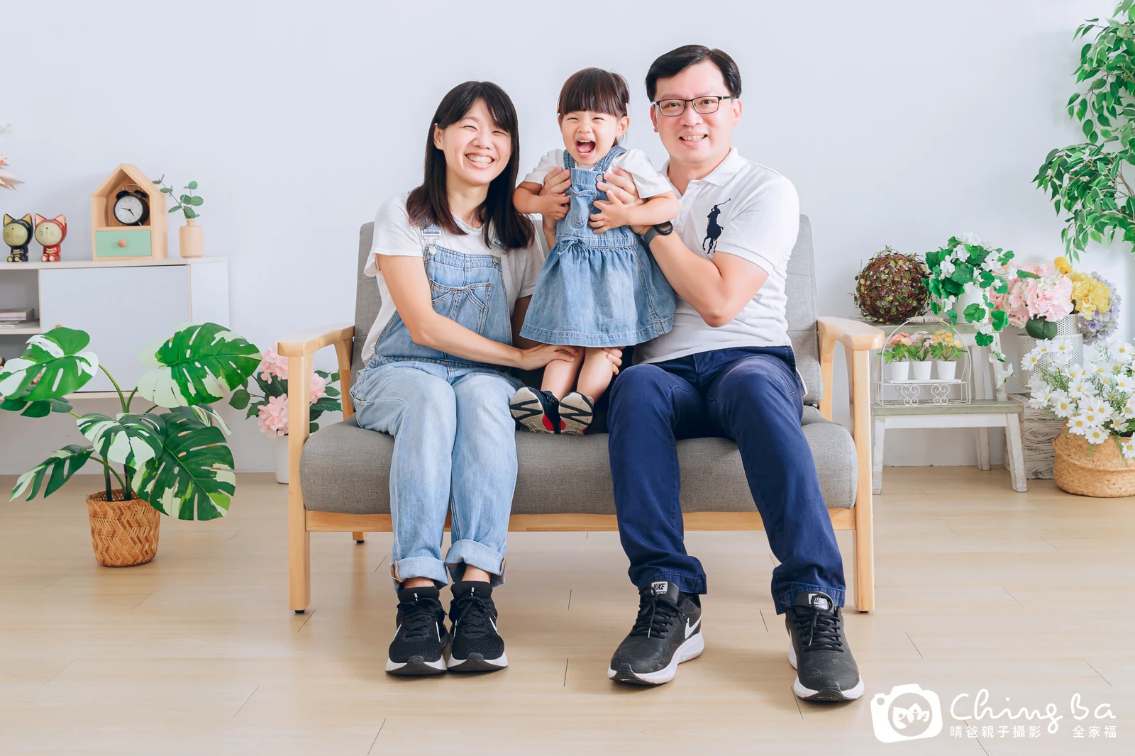 一家人在晴爸攝影棚拍全家福