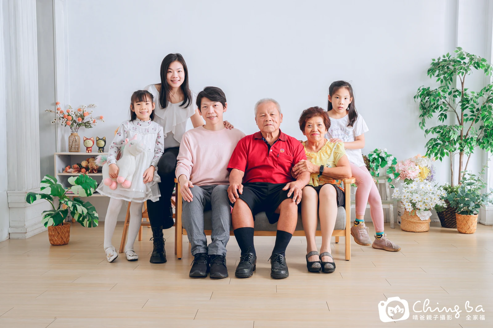 2024 年冬季的家族全家福，9 大 4 小