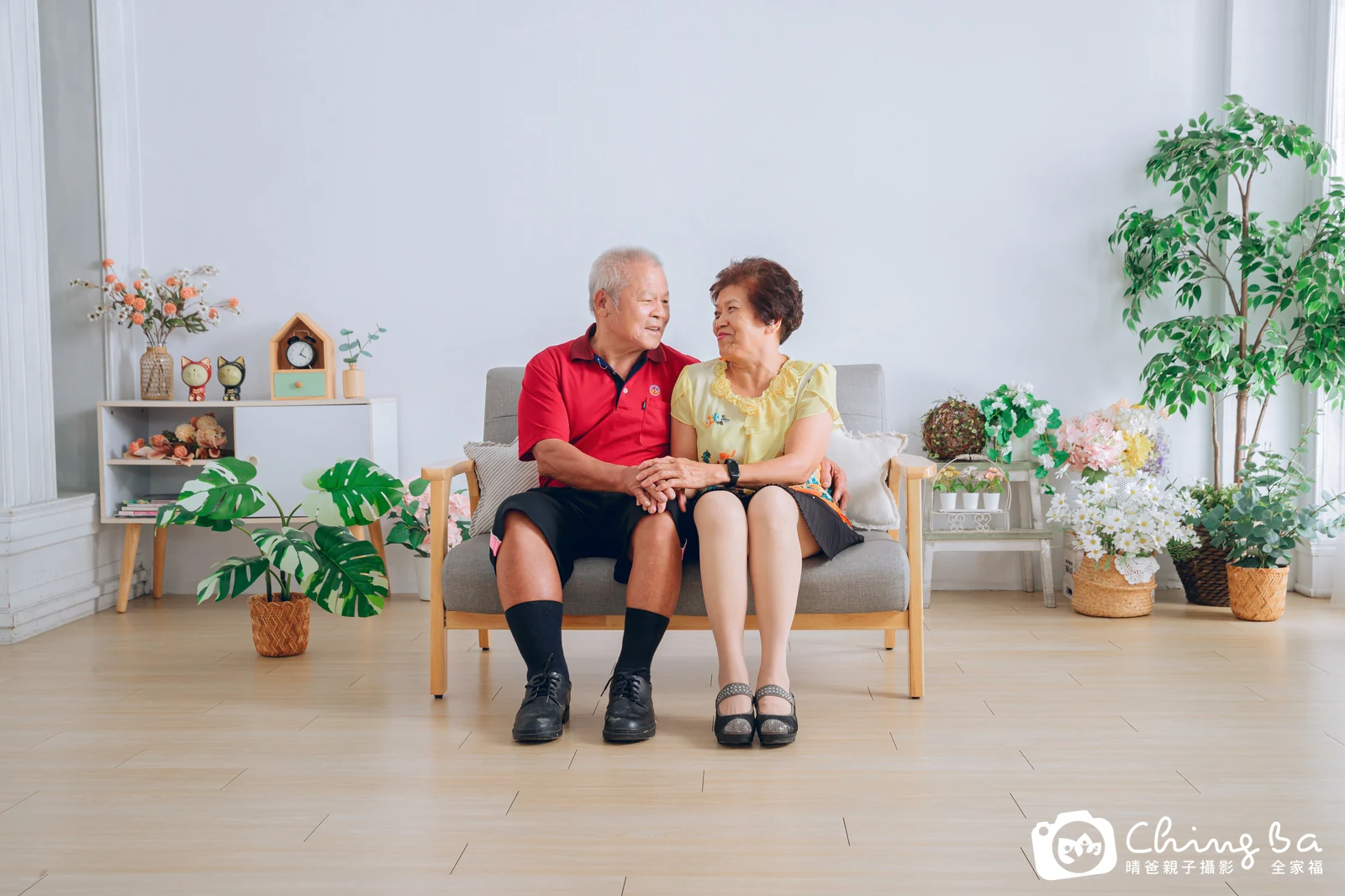 一家人在晴爸攝影棚拍全家福