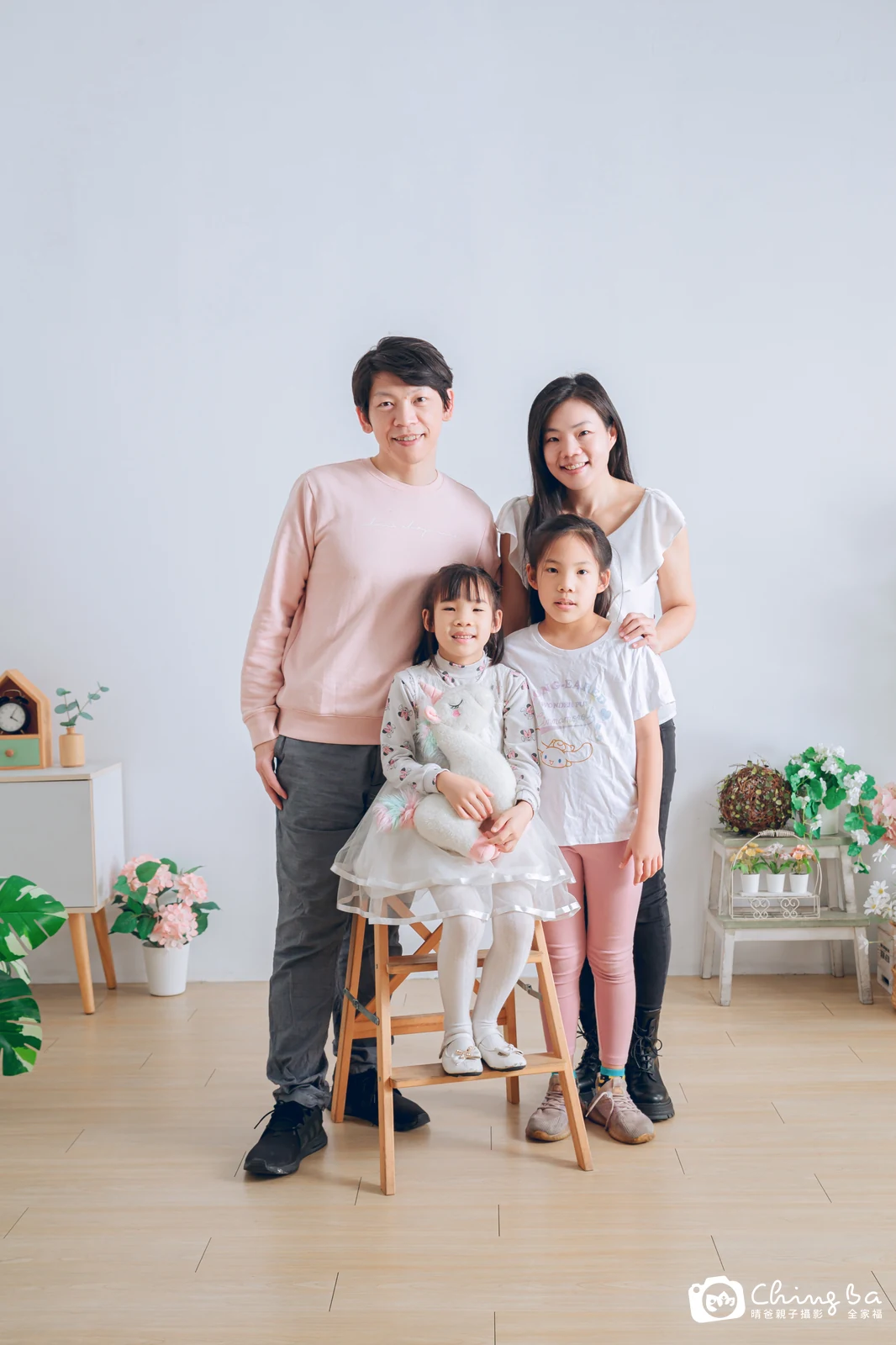 一家人在晴爸攝影棚拍全家福