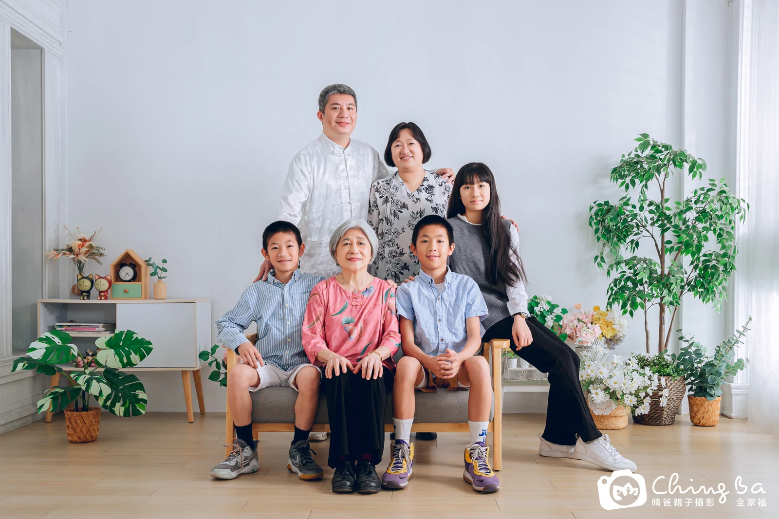 一家人在晴爸攝影棚拍全家福