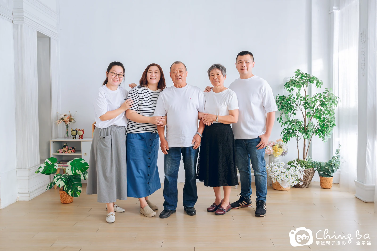 一家人在晴爸攝影棚拍全家福