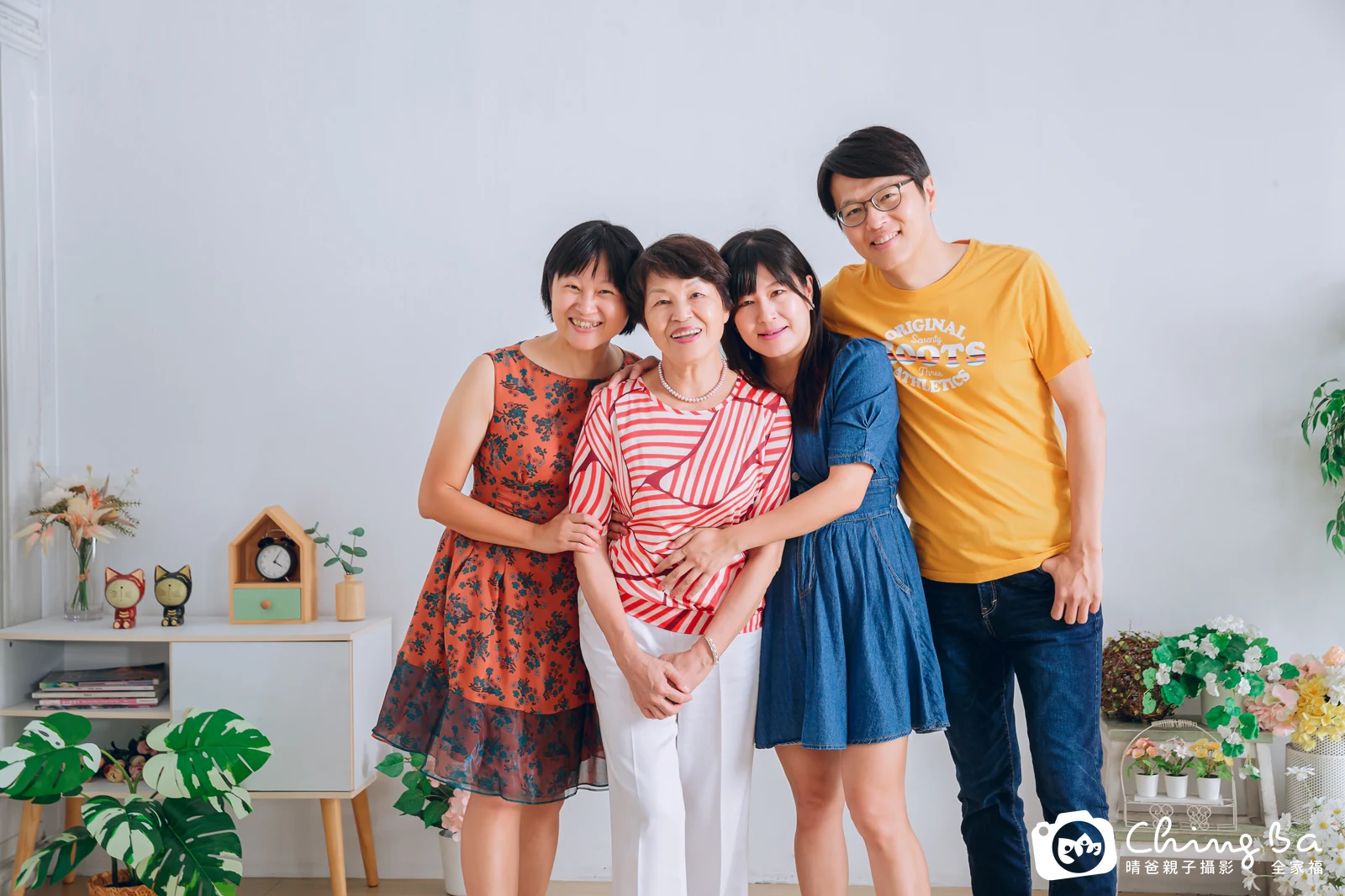 一家人在晴爸攝影棚拍全家福