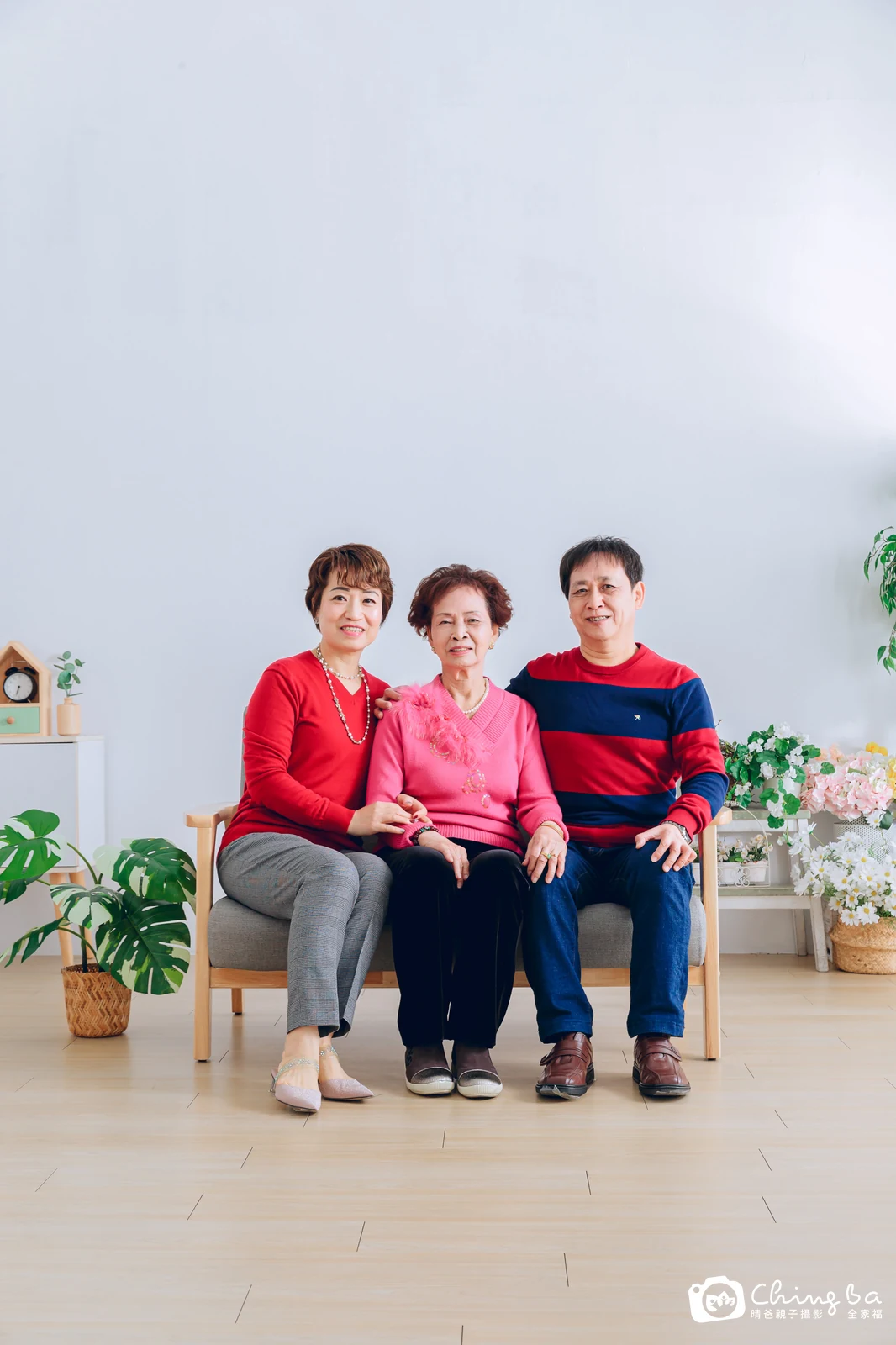 2023 年新春的家族全家福，7 大 2 小