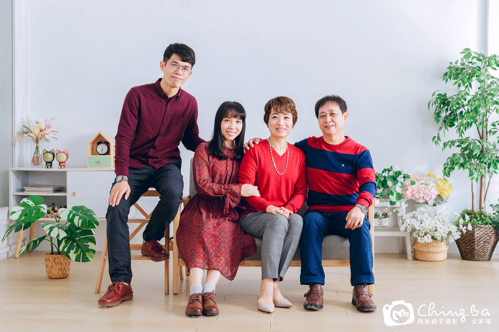 一家人在晴爸攝影棚拍全家福