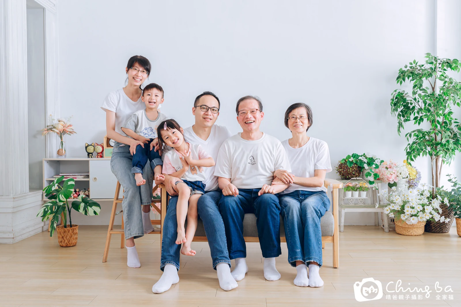 2023 年母親節的家族全家福,10 大 4 小