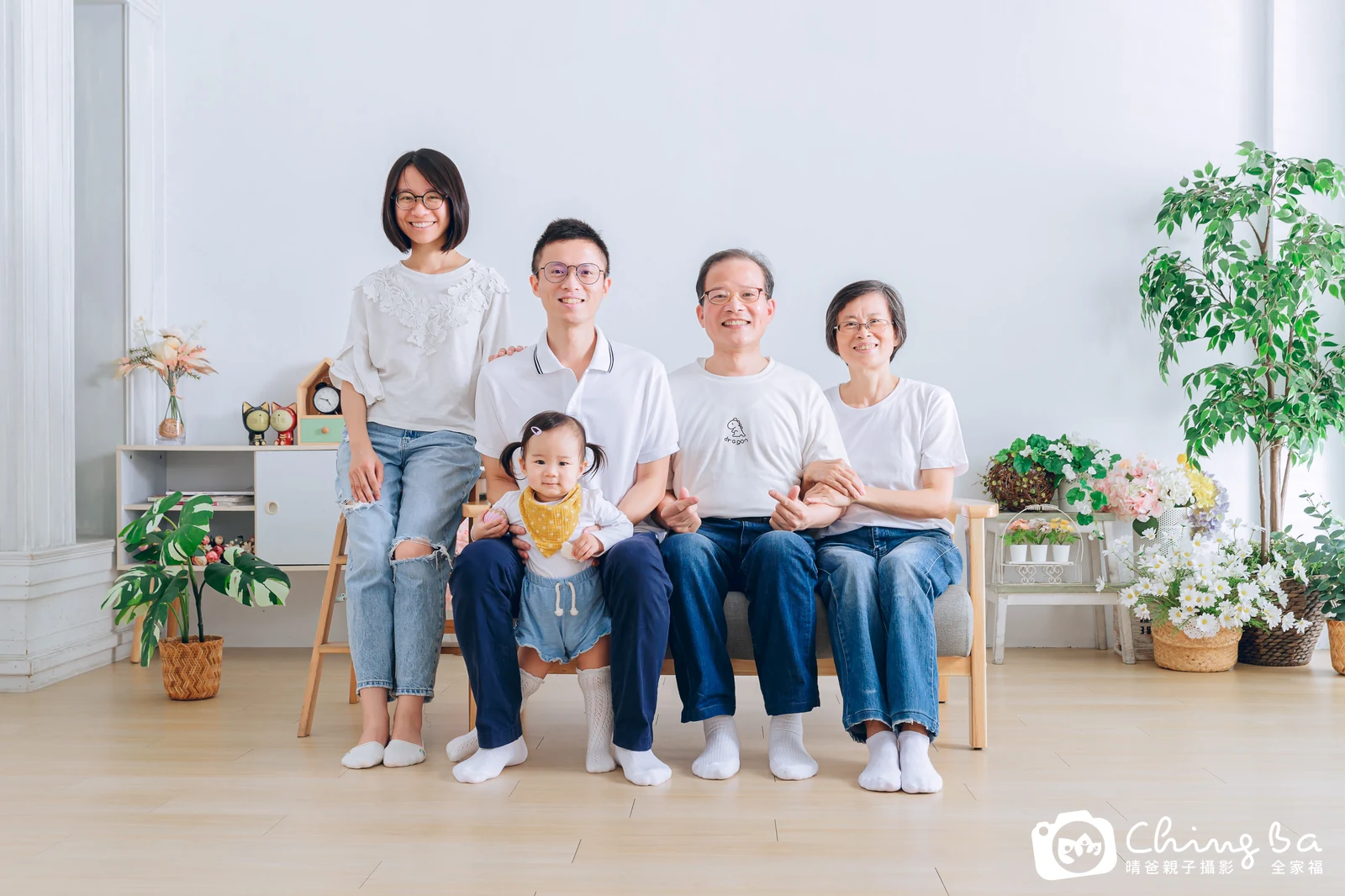 一家人在晴爸攝影棚拍全家福