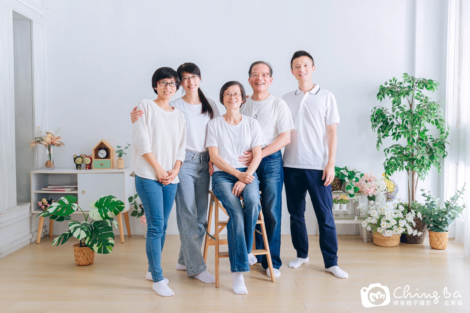 一家人在晴爸攝影棚拍全家福