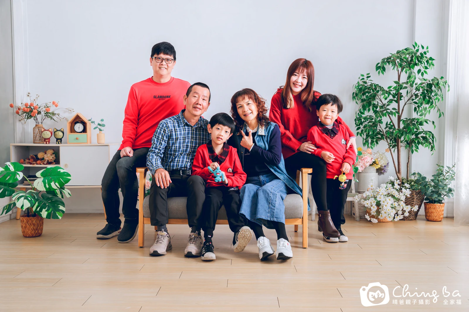 一家人在晴爸攝影棚拍全家福