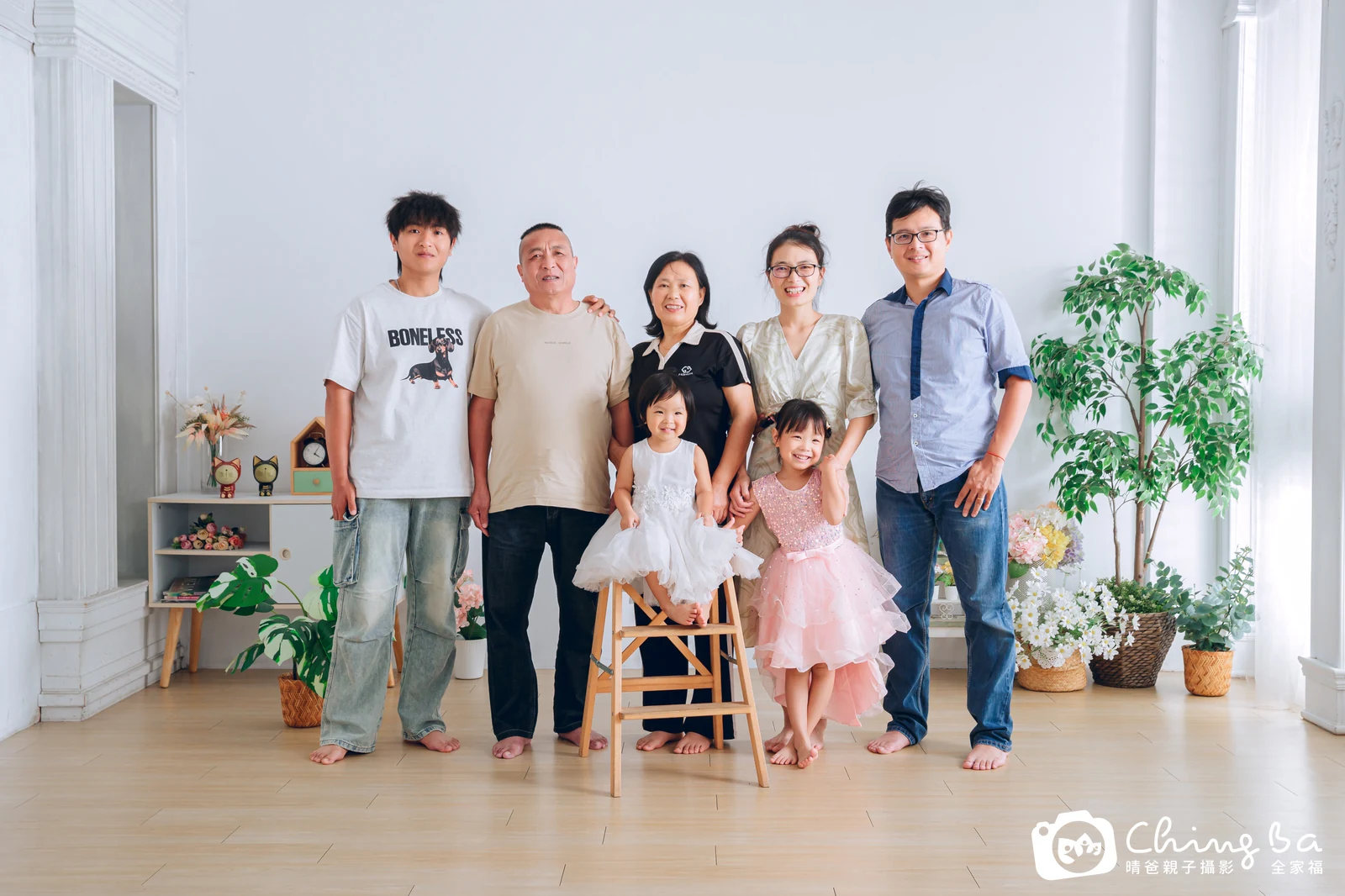 一家人在晴爸攝影棚拍全家福