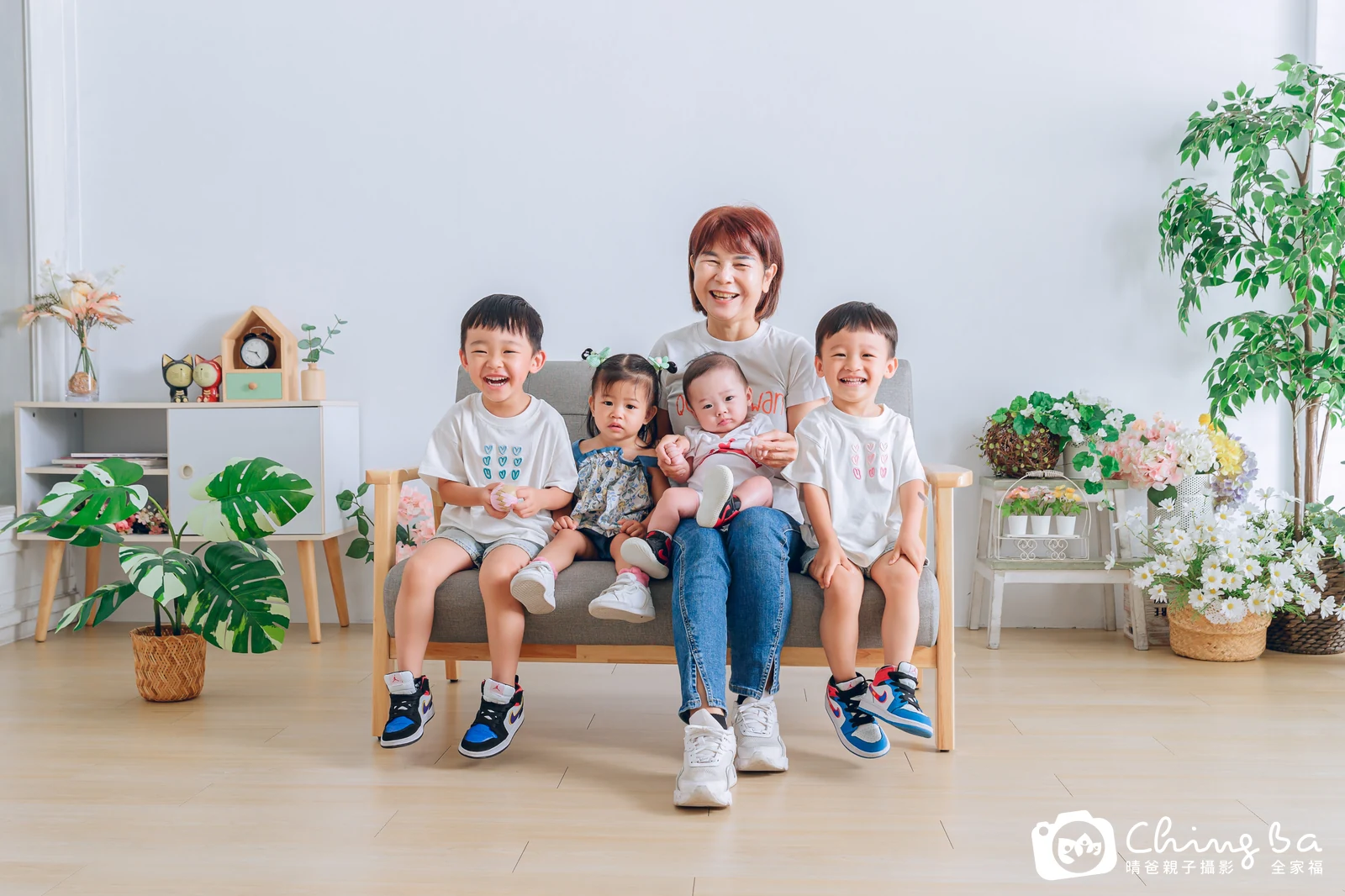 2023 年母親節的家族全家福,4 大 4 小