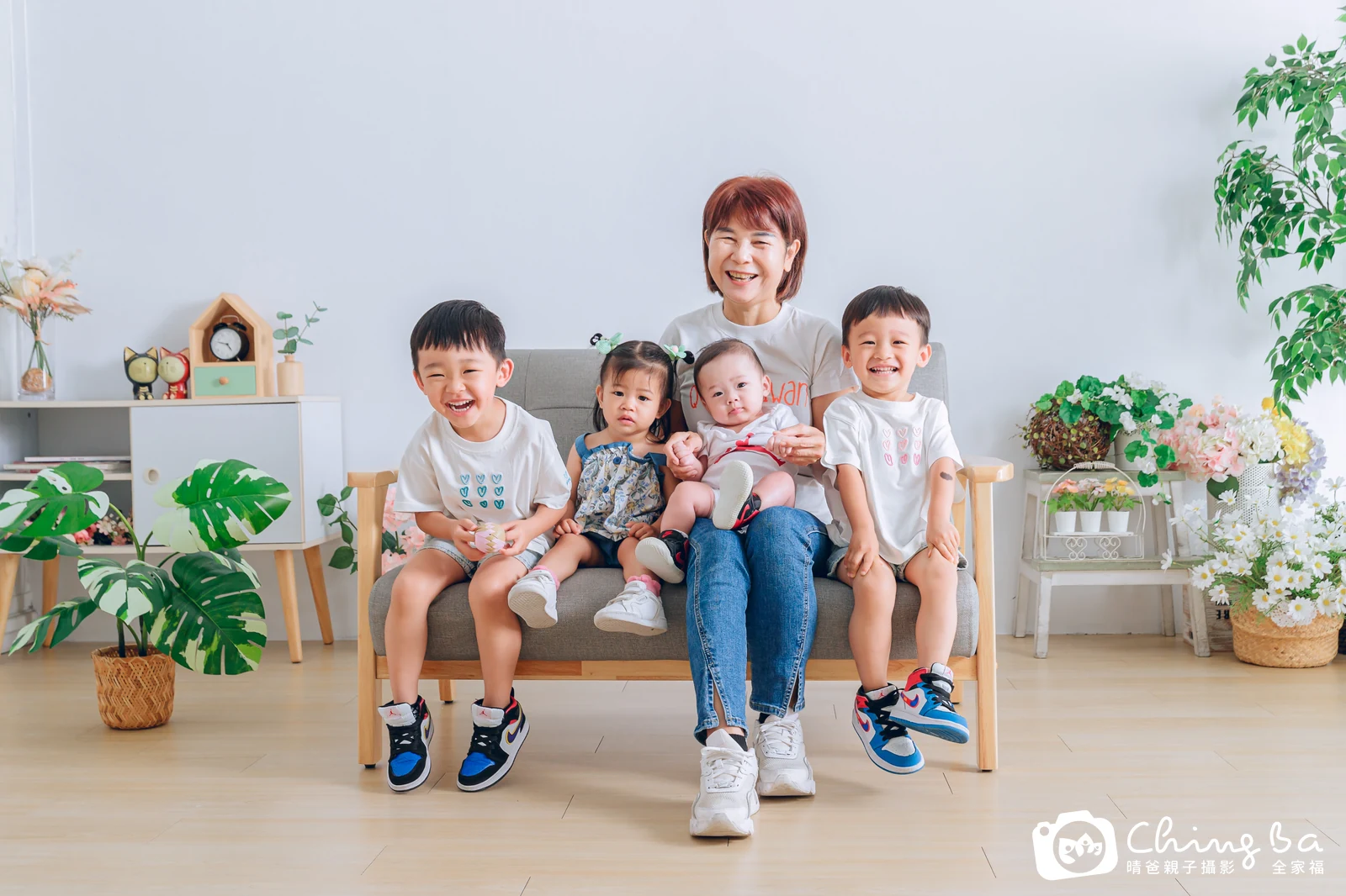 一家人在晴爸攝影棚拍全家福
