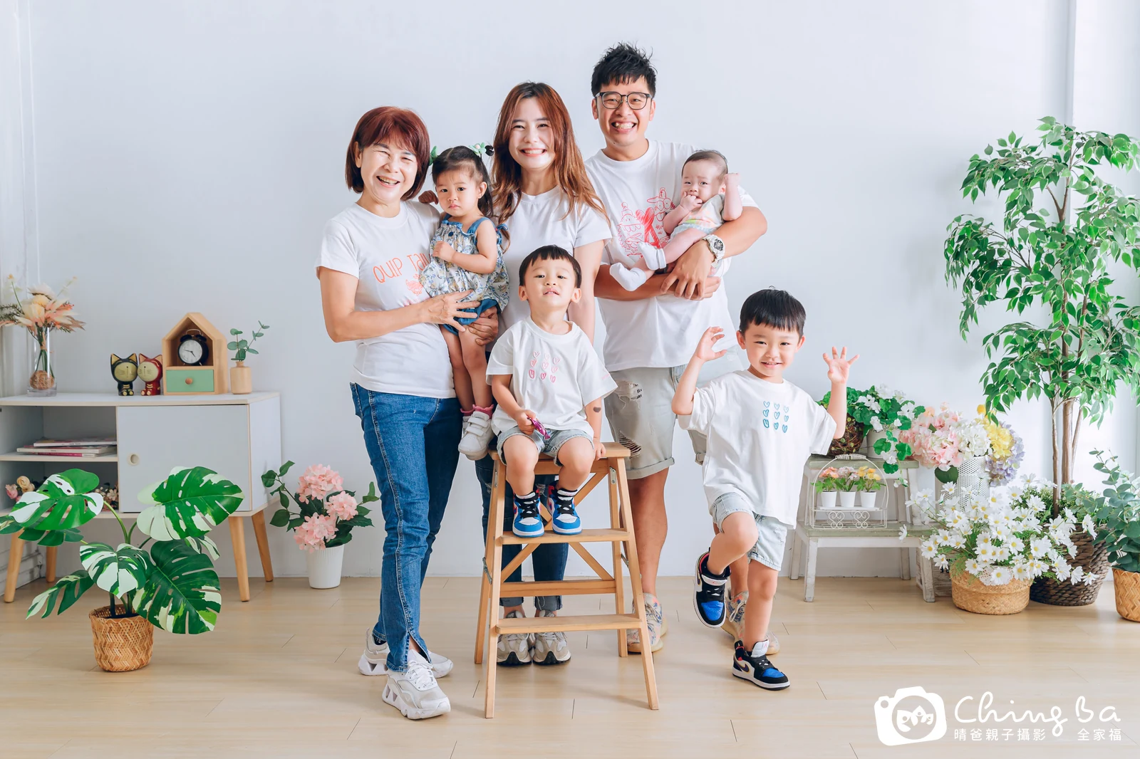 2023 年母親節的家族全家福,4 大 4 小