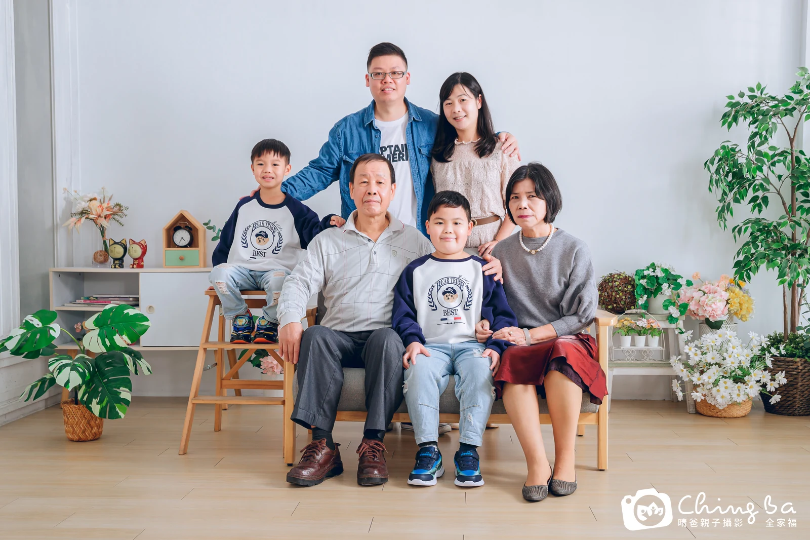 2024 年冬季的家族全家福，6 大 4 小