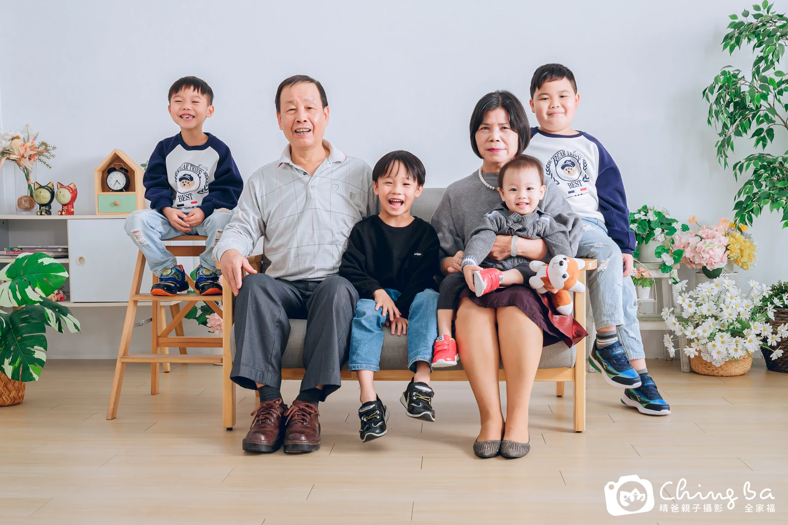 一家人在晴爸攝影棚拍全家福