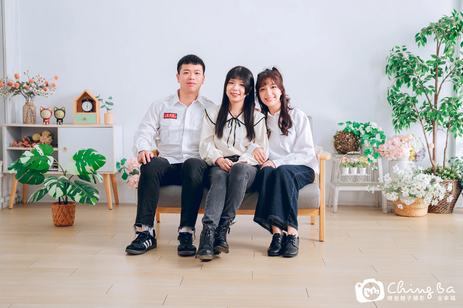 一家人在晴爸攝影棚拍全家福