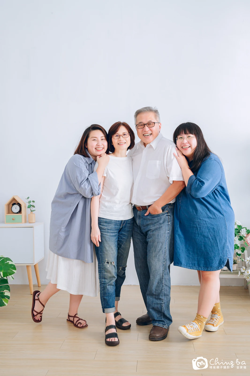 一家人在晴爸攝影棚拍全家福