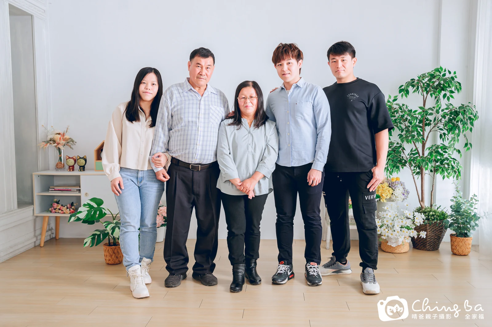 一家人在晴爸攝影棚拍全家福