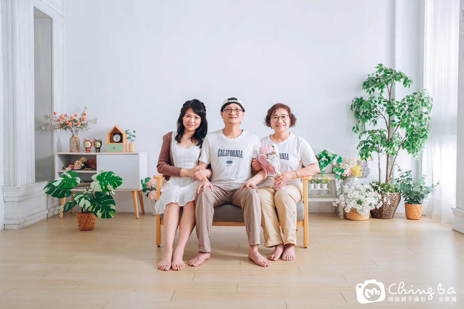 2025 年母親節的家族全家福，7 大 2 小