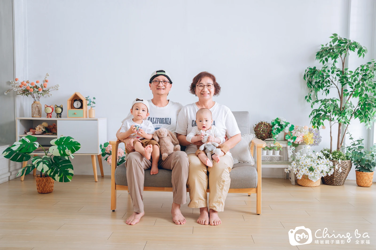 一家人在晴爸攝影棚拍全家福