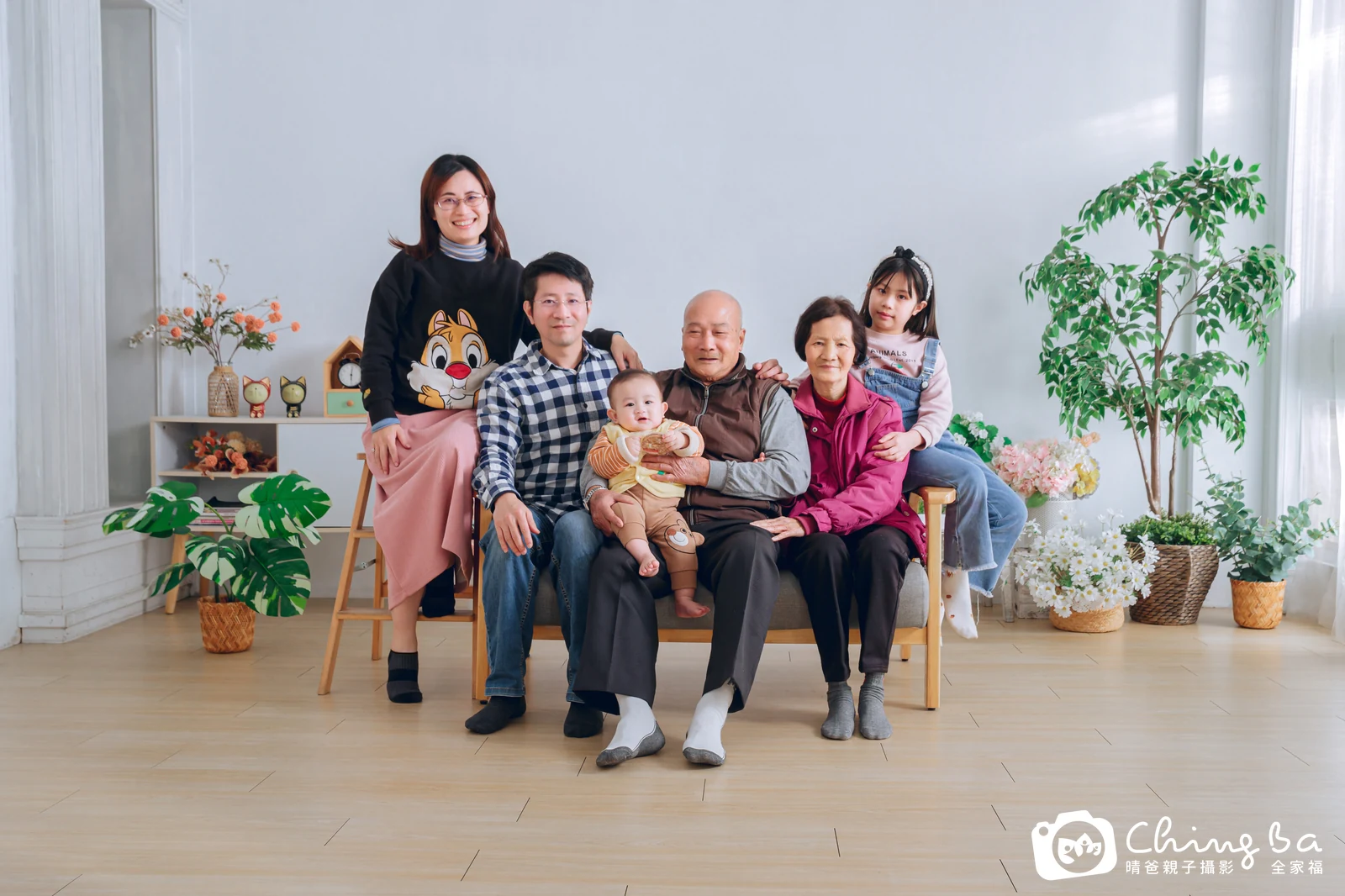 2025 年新春的家族全家福，5 大 2 小