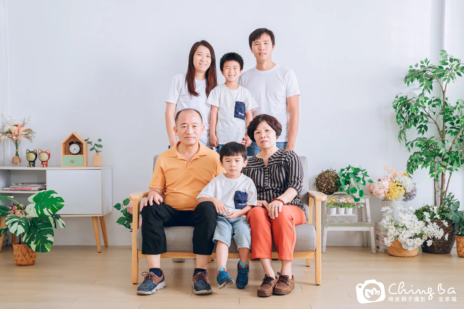 2024 年母親節的家族全家福，6 大 2 小