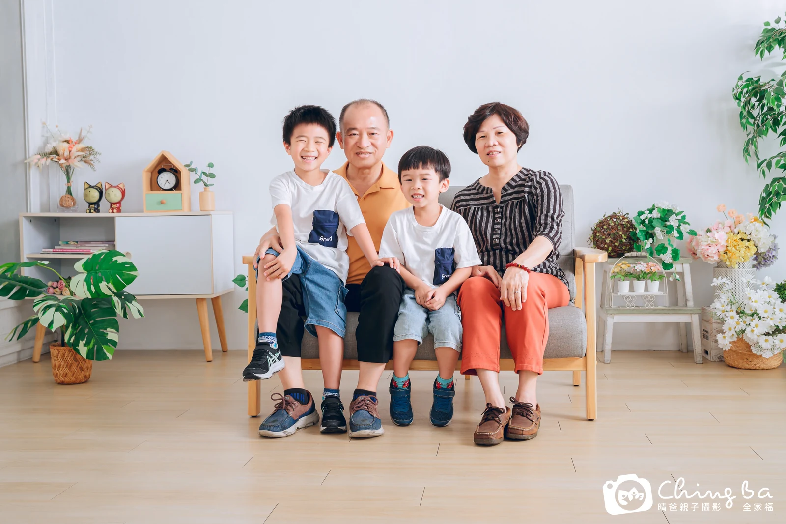 一家人在晴爸攝影棚拍全家福
