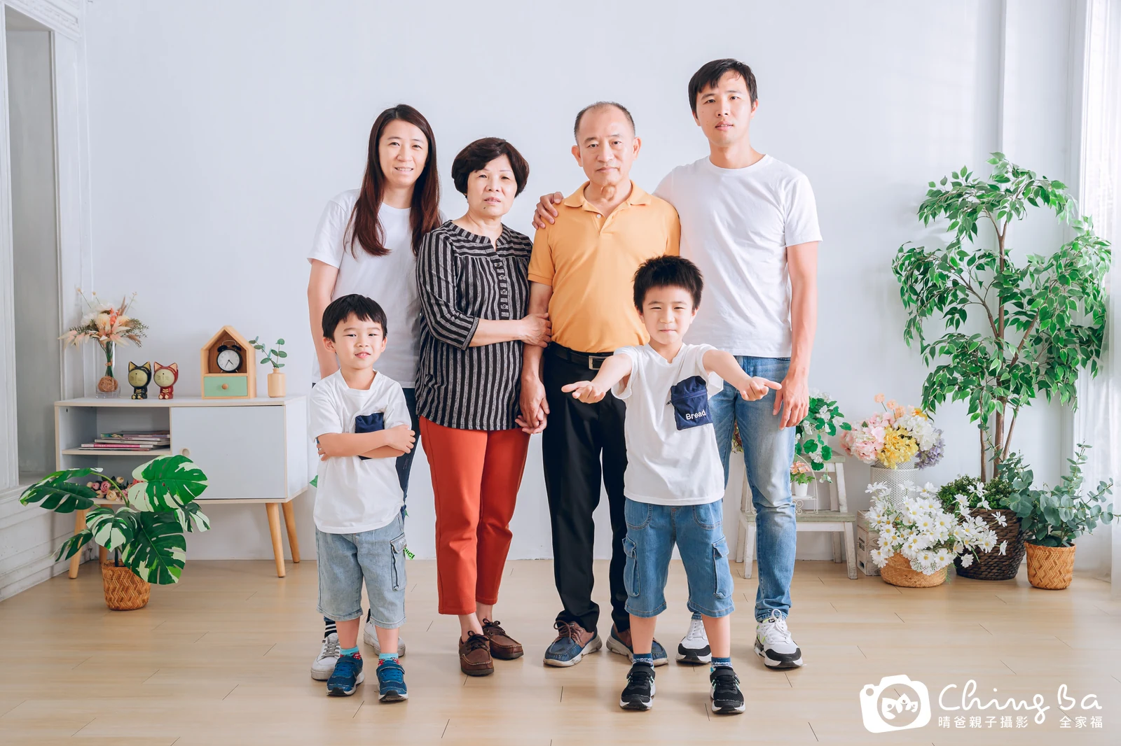 2024 年母親節的家族全家福，6 大 2 小