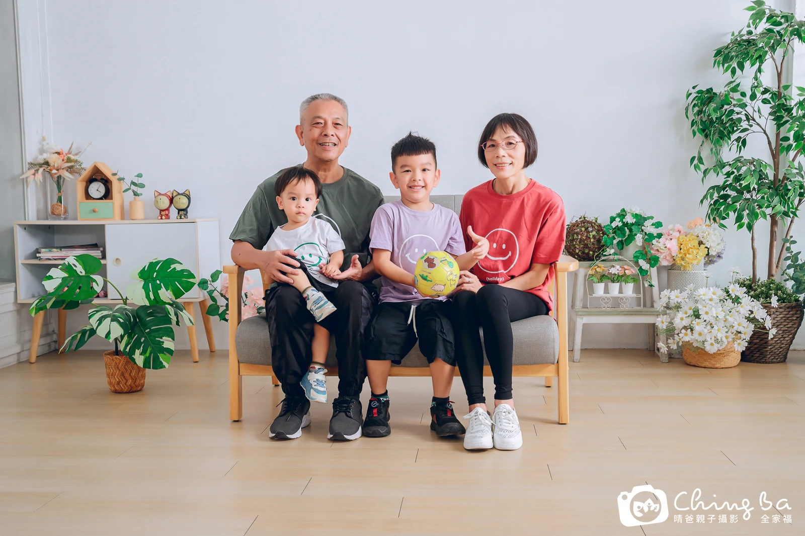 一家人在晴爸攝影棚拍全家福