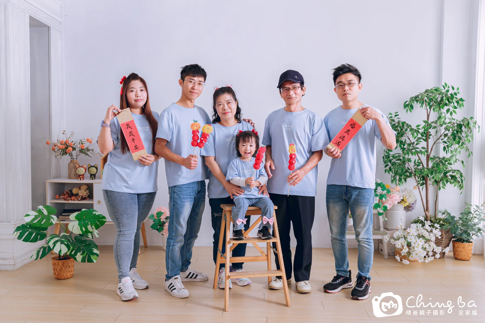 一家人在晴爸攝影棚拍全家福