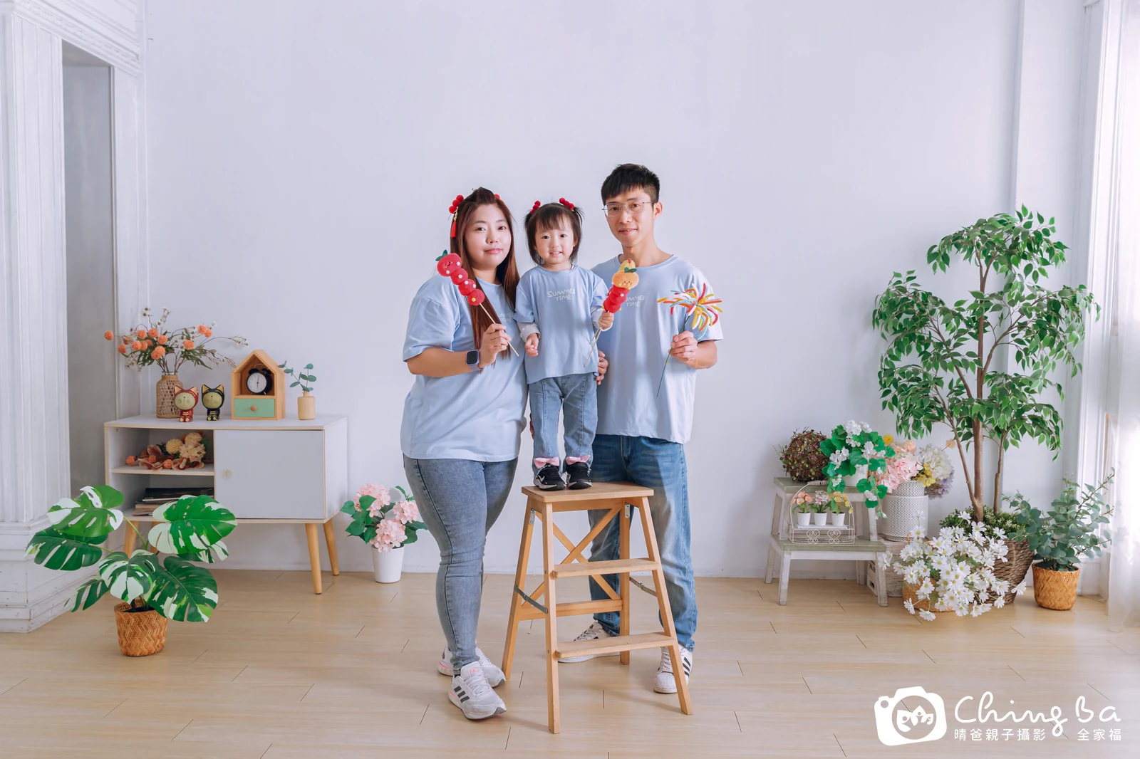 一家人在晴爸攝影棚拍全家福