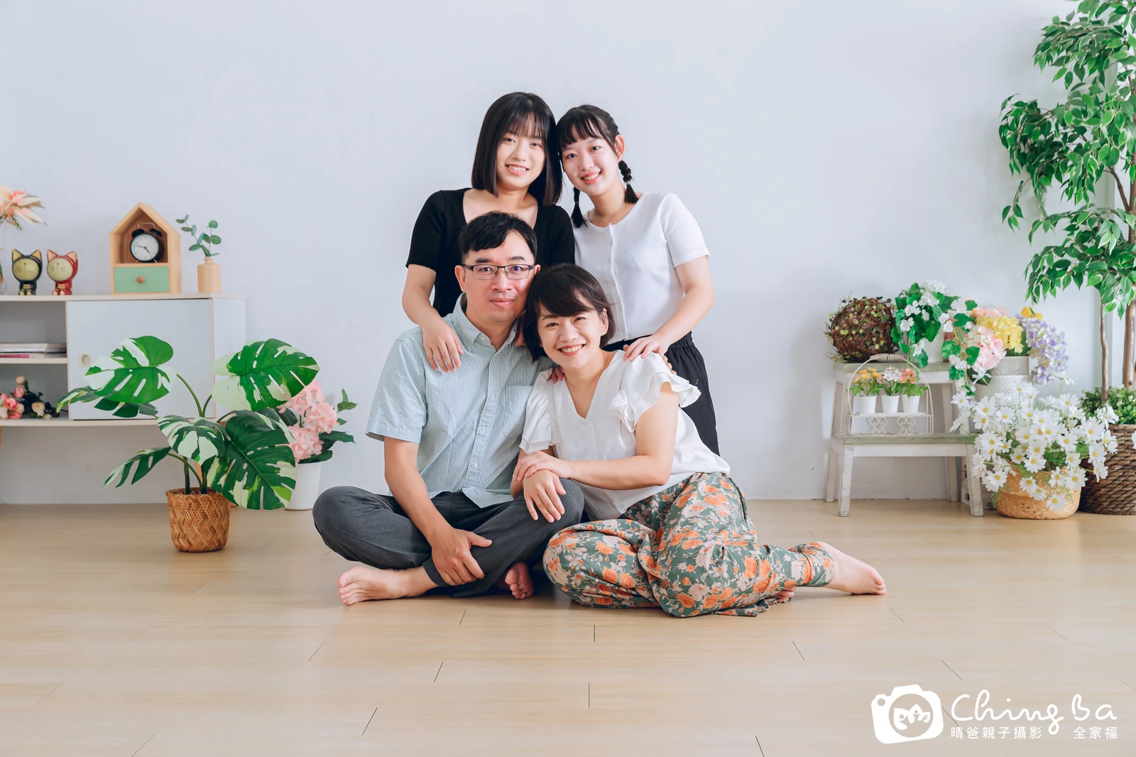 一家人在晴爸攝影棚拍全家福