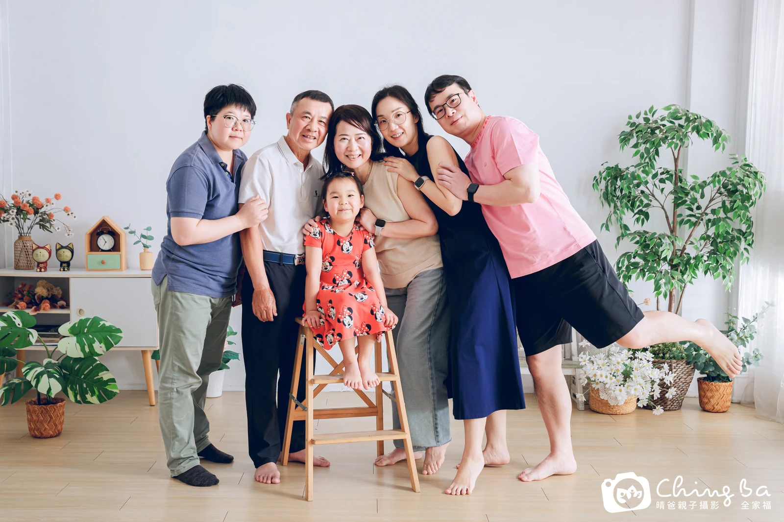 2026 年夏季的家族全家福,5 大 1 小