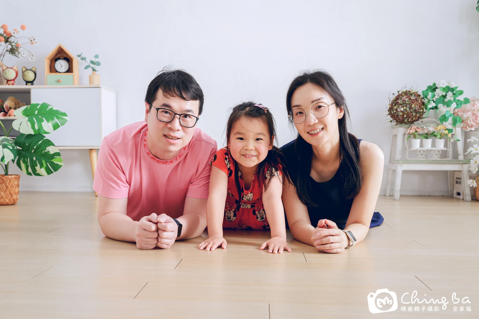 一家人在晴爸攝影棚拍全家福