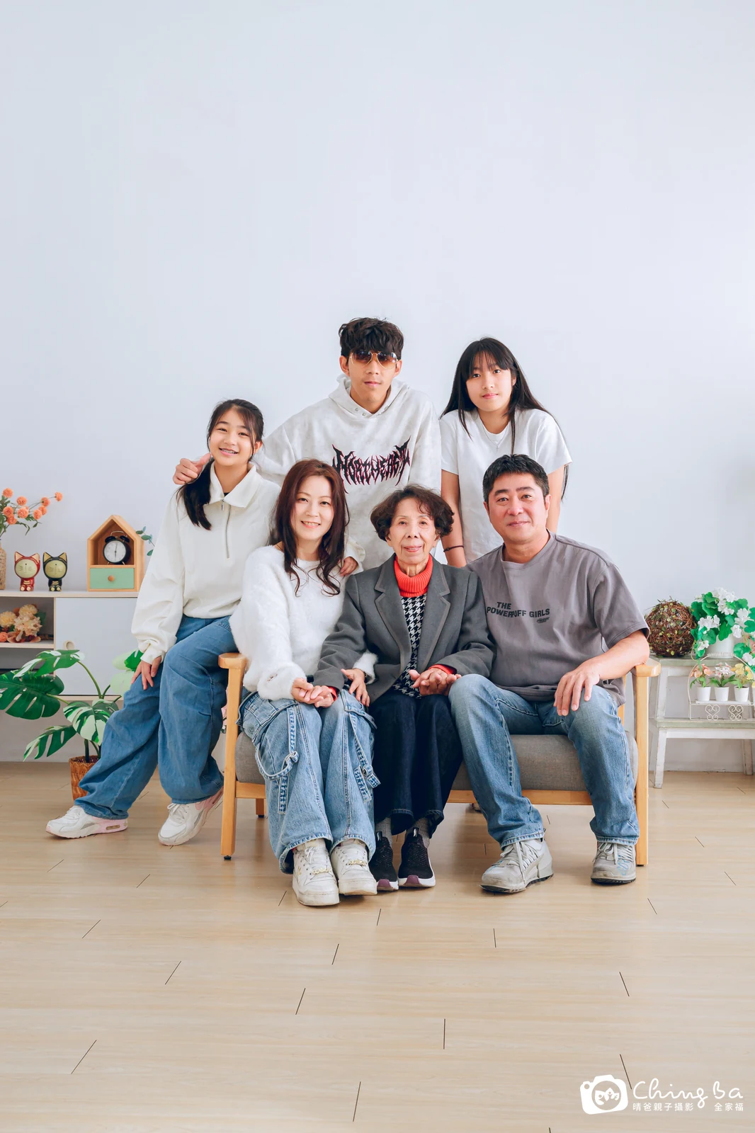 一家人在晴爸攝影棚拍全家福