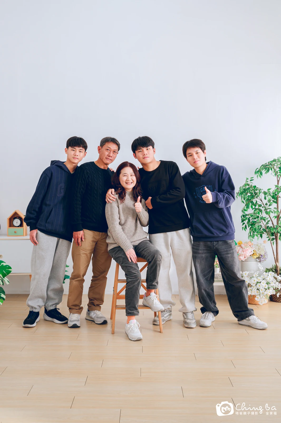 一家人在晴爸攝影棚拍全家福