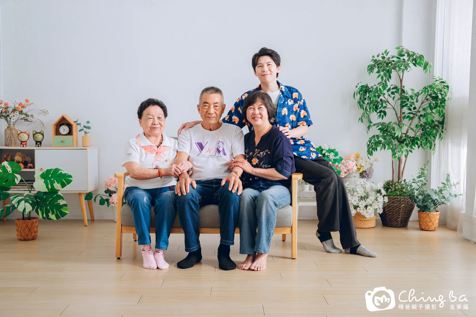 一家人在晴爸攝影棚拍全家福