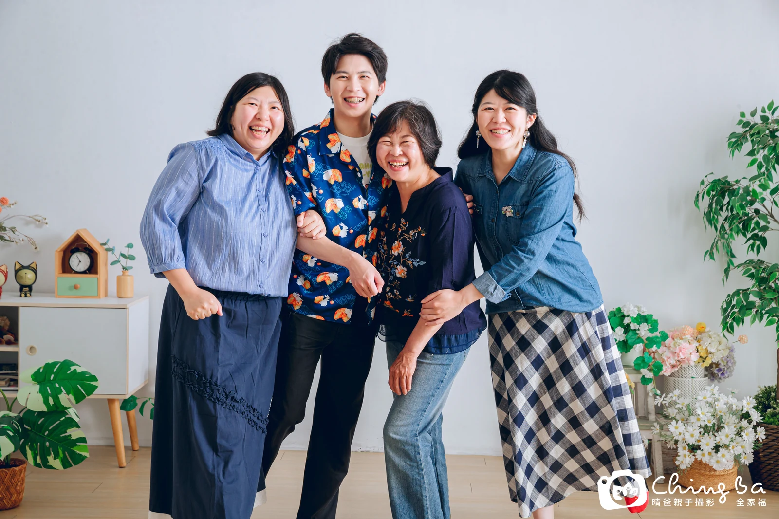 2026 年夏季的家族全家福,7 大 1 小