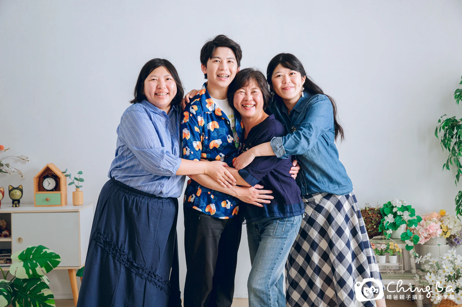 一家人在晴爸攝影棚拍全家福