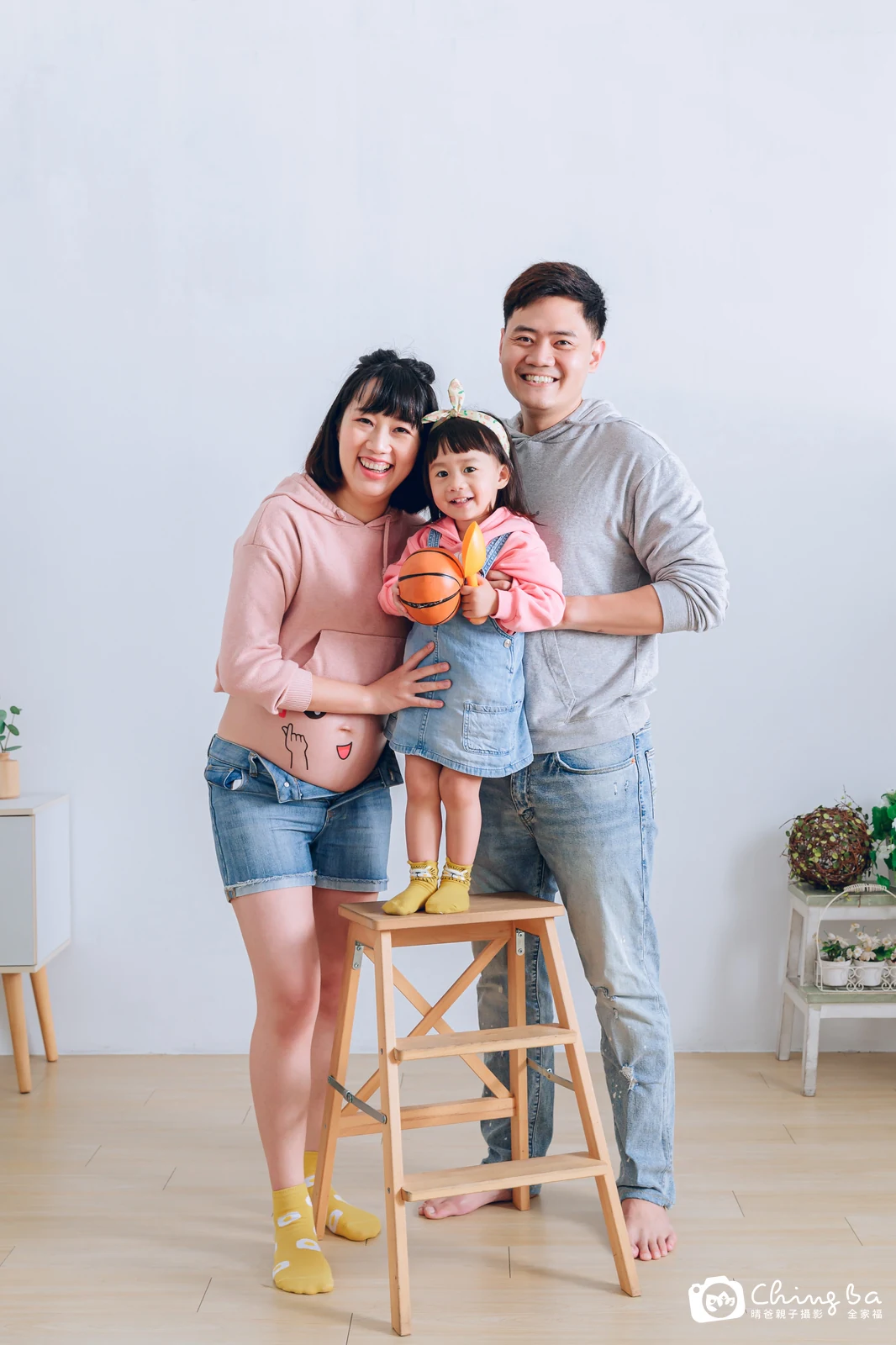 一家人在晴爸攝影棚拍全家福